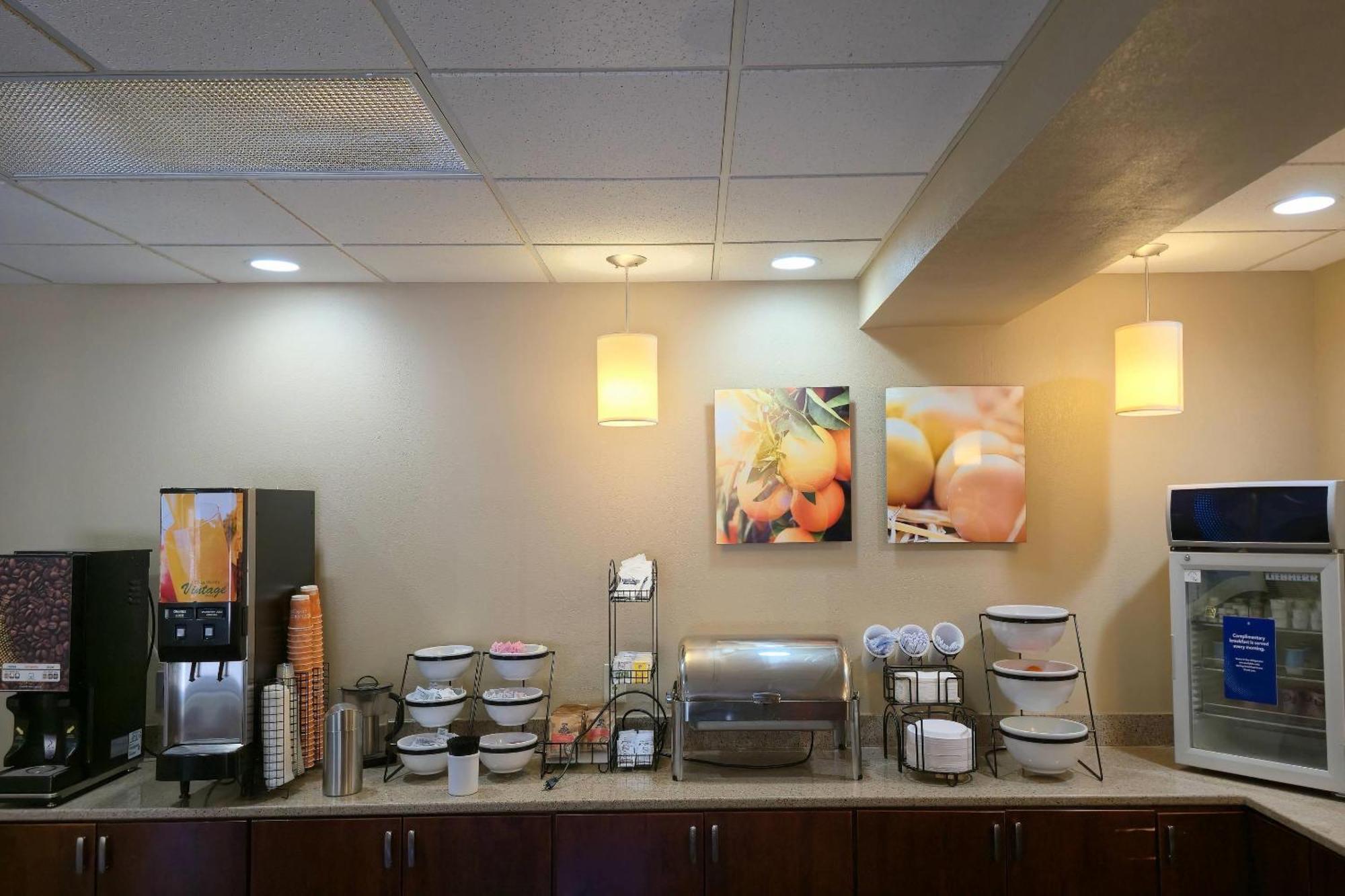 Comfort Inn & Suites Grafton-Cedarburg Екстериор снимка